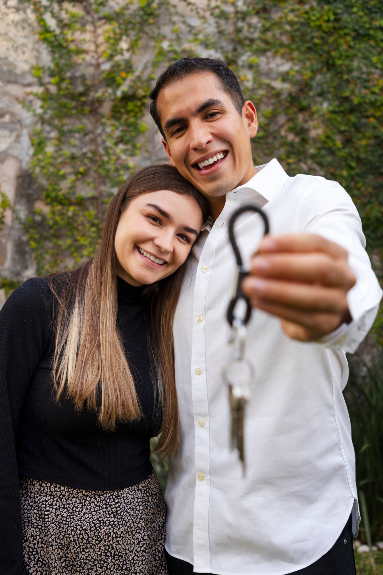 Casal recebendo as chaves do imóvel